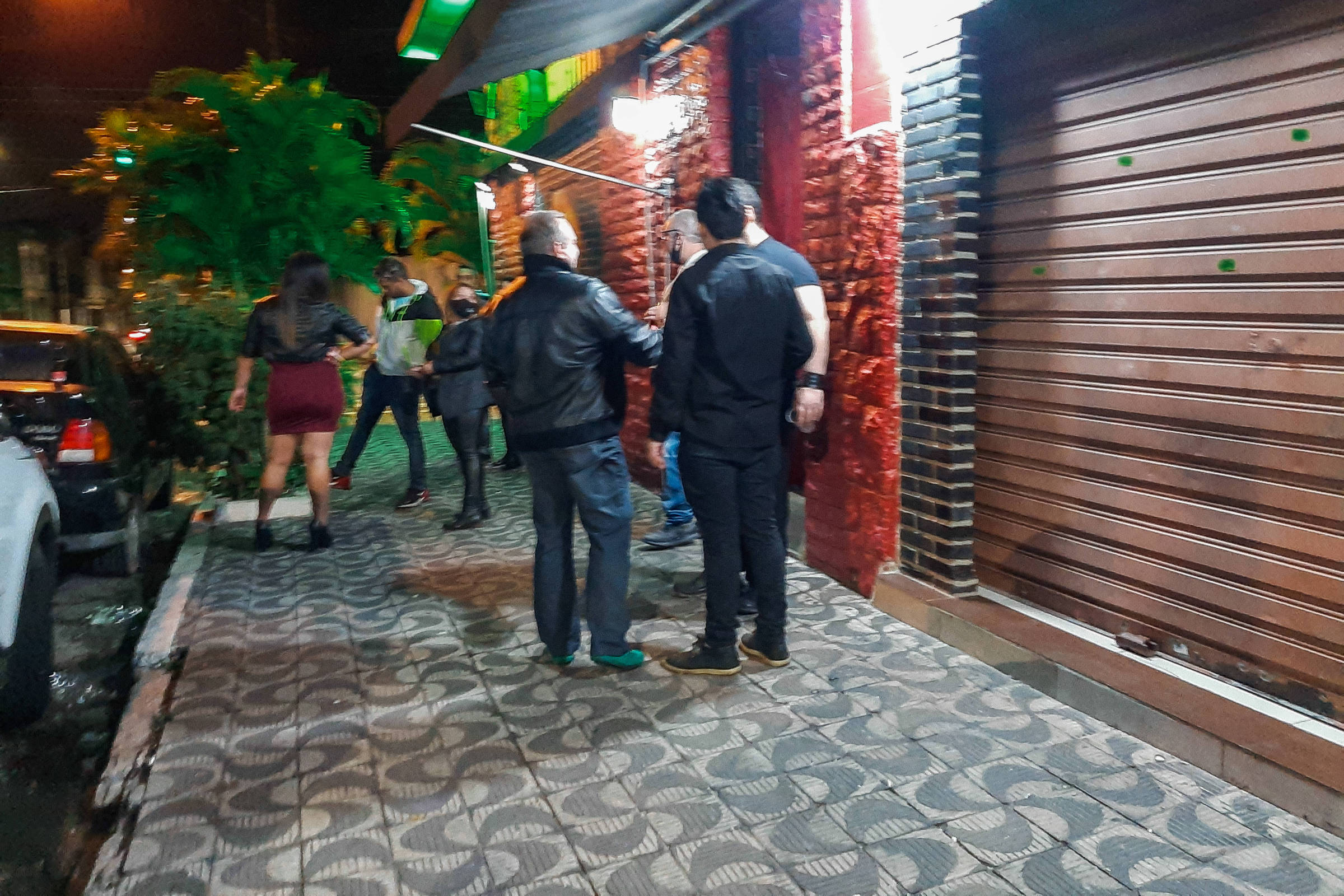 Jovens ignoram riscos e invadem madrugada em bares e baladas em SP